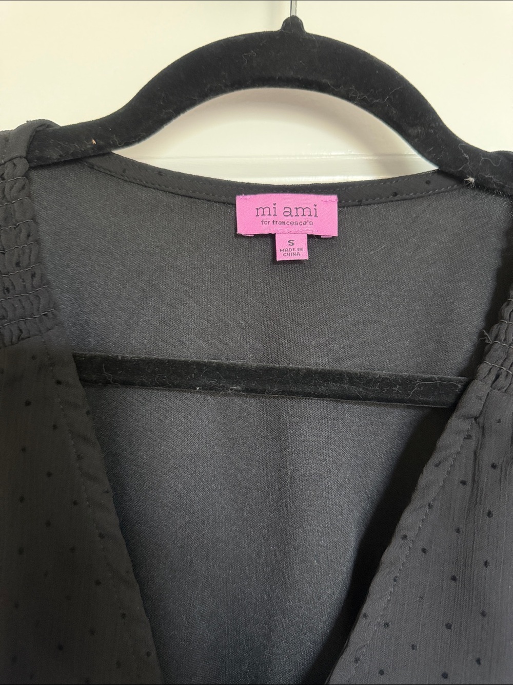 Nwot Mi Ami Francesca's Collections Black V-Neck Flutter Sleeve Smocked Blouse S - Picture 2 of 3